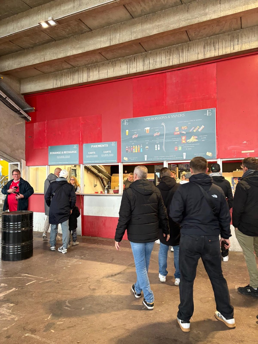 Buvette de stade pleine de supporters