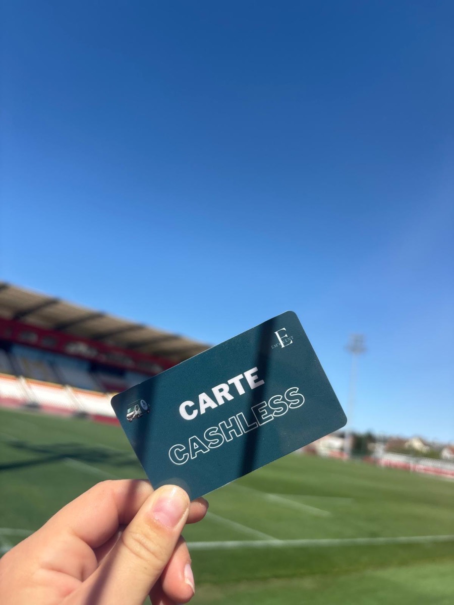 Encaissement cashless au bord de la pelouse