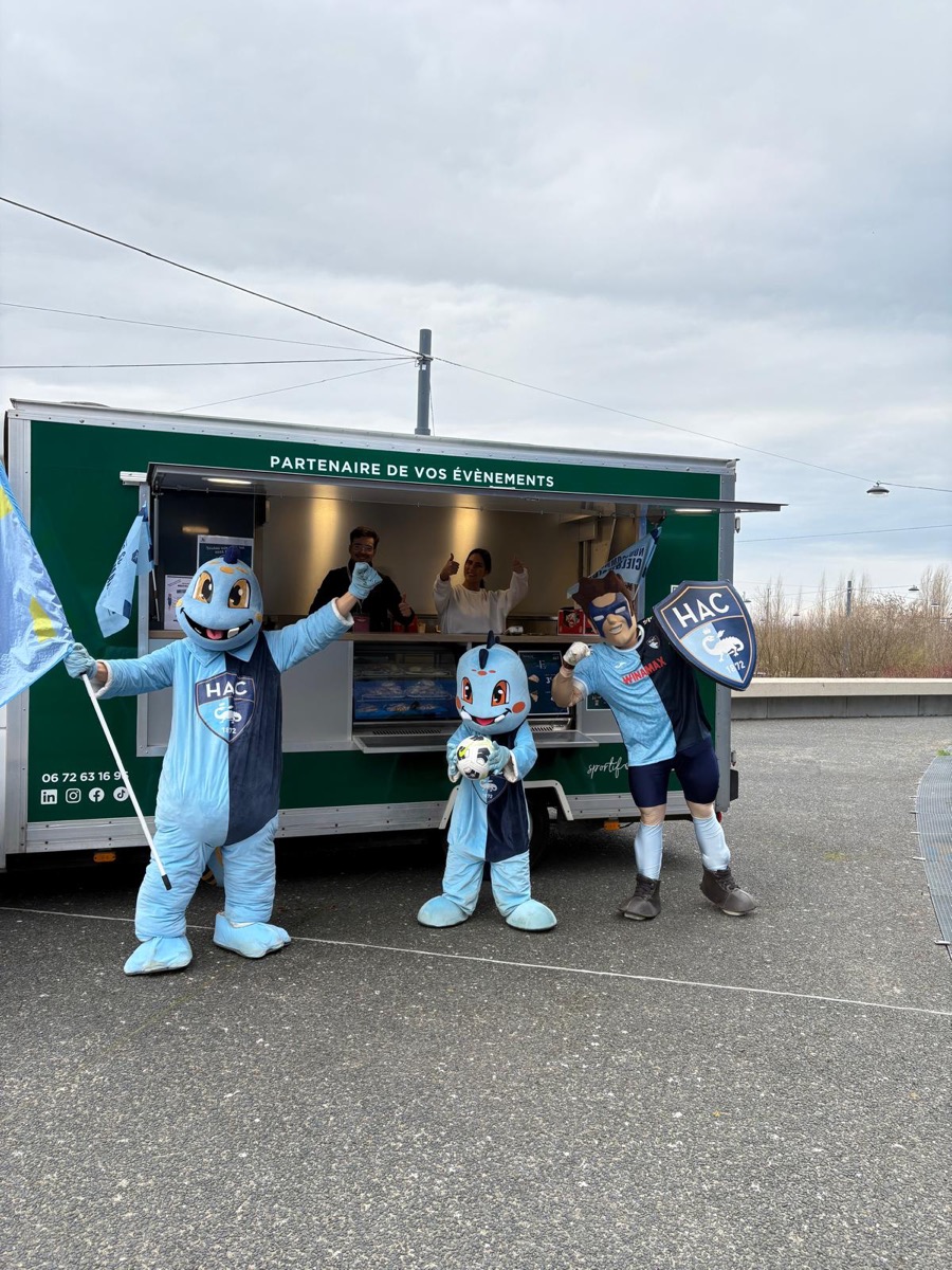 Mascottes de club devant le food-truck EM'S VENT