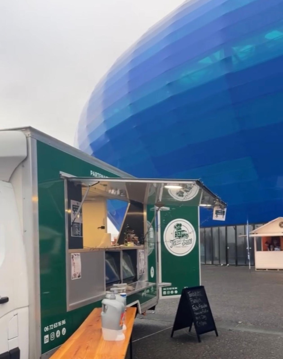Le food-truck EM'S VENT installé devant un stade