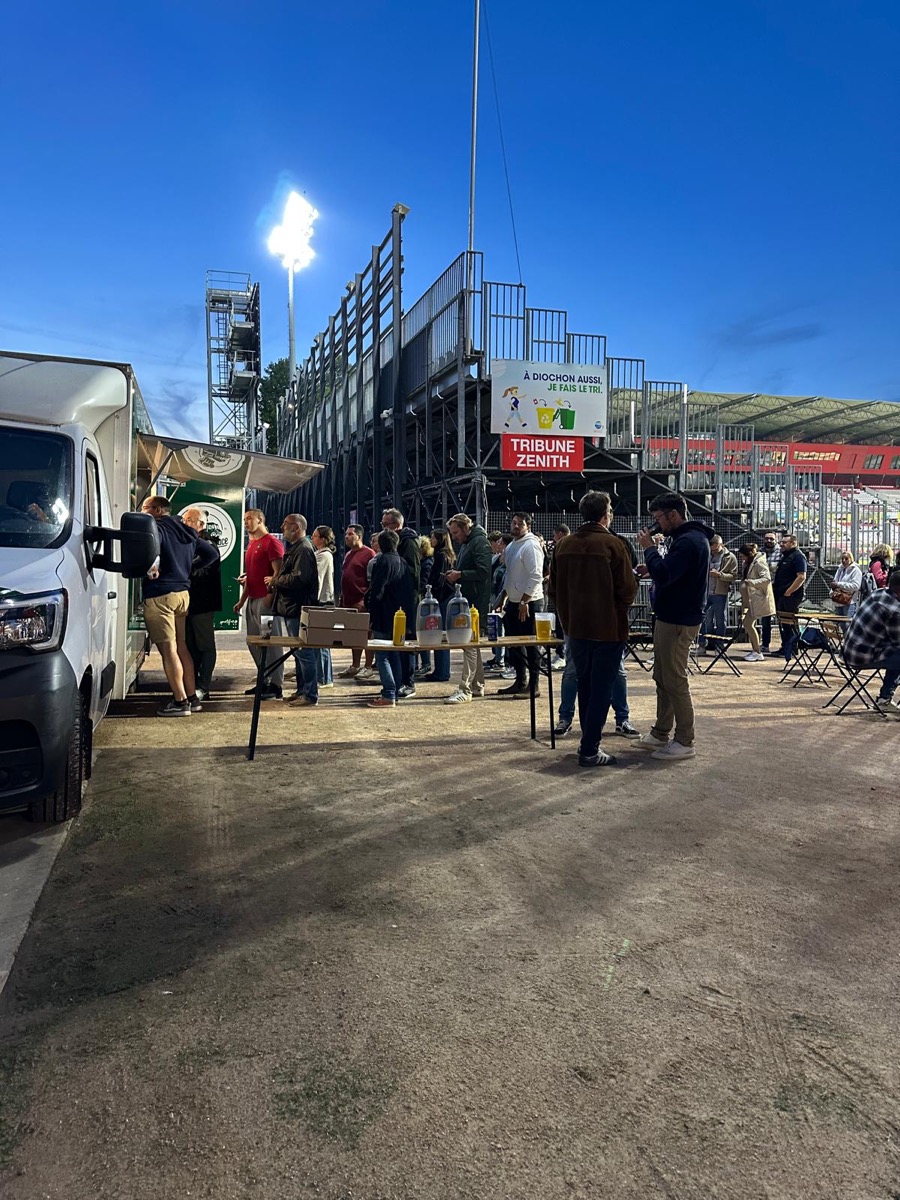 Food-truck EM'S VENT sous les projecteurs d'un stade