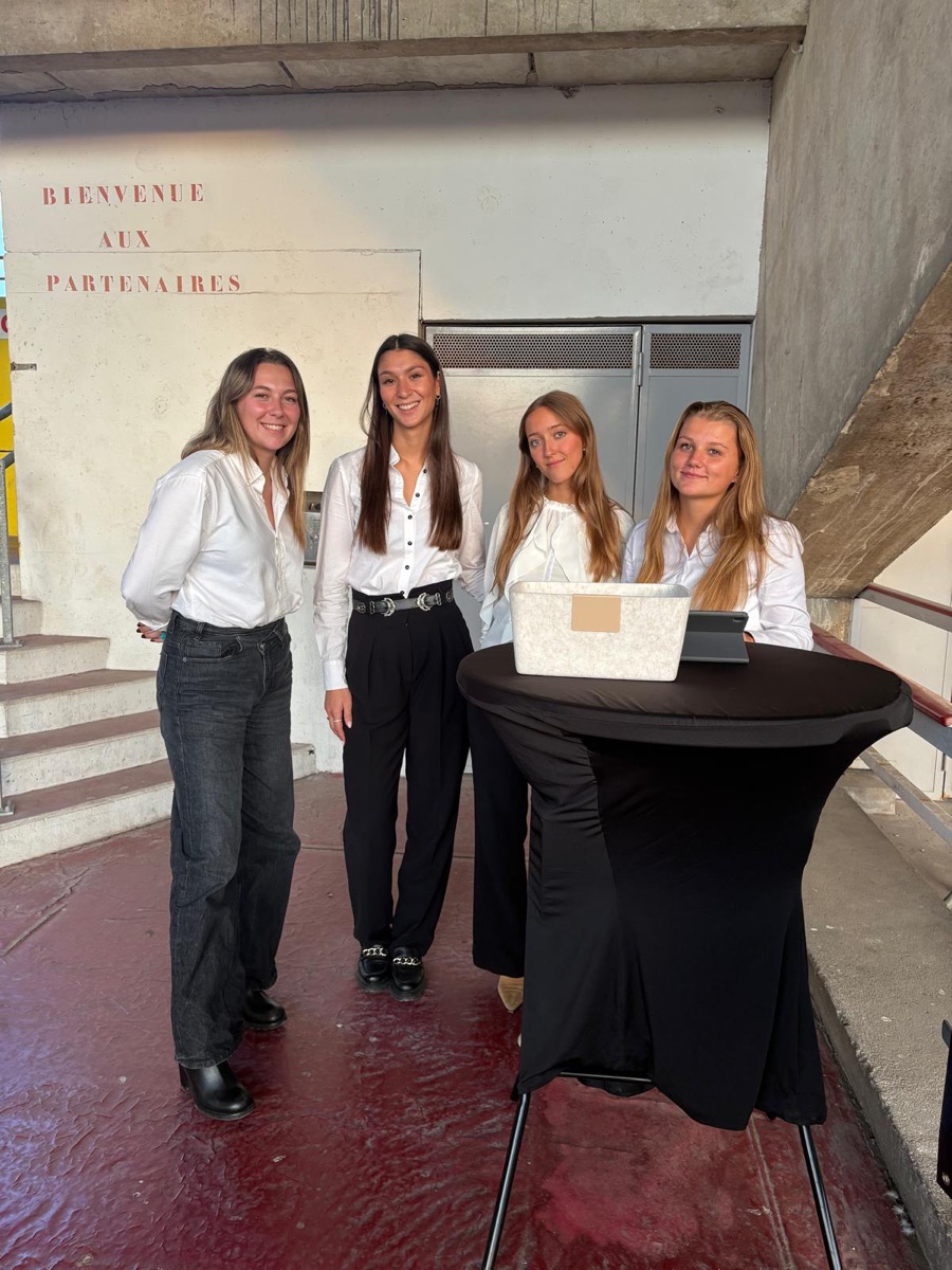L'équipe EM'S STAFF en tenue de service